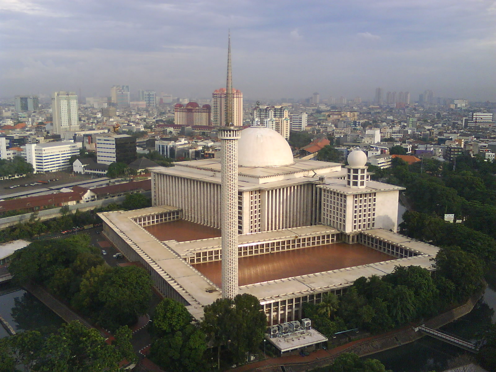 istiqlal-mosque-outside